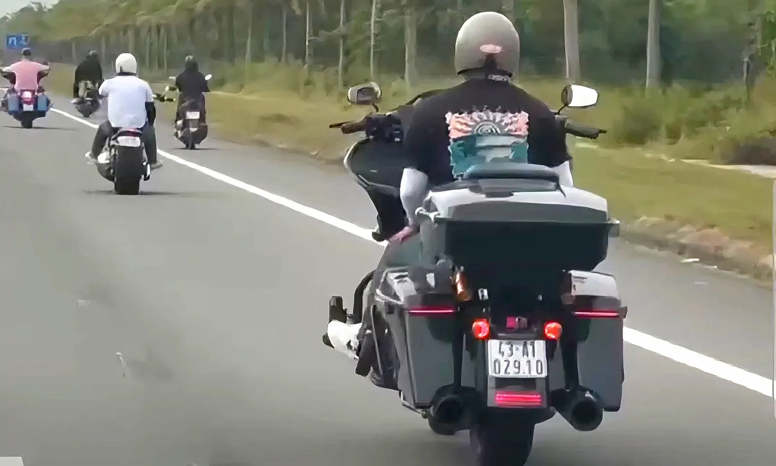 Quảng Nam: Hai biker người Hàn Quốc bị xử phạt vì buông hai tay khi lái xe trên đường ven biển