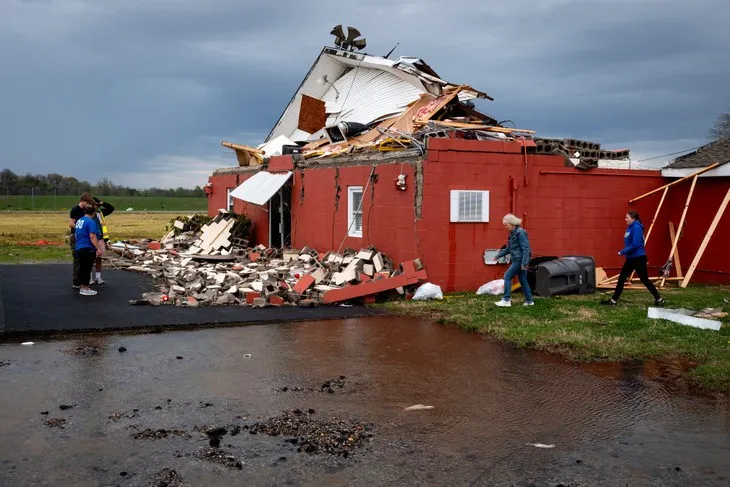 afp202504032207733232v1previewstormbringspowerfulwindstornadoesandpotentia-174374056341260345763