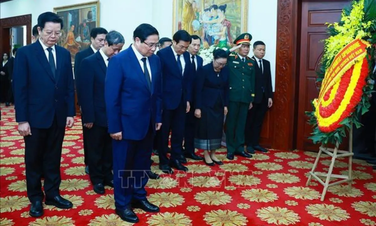 Thủ tướng Phạm Minh Chính viếng đồng chí Khamtay Siphandone