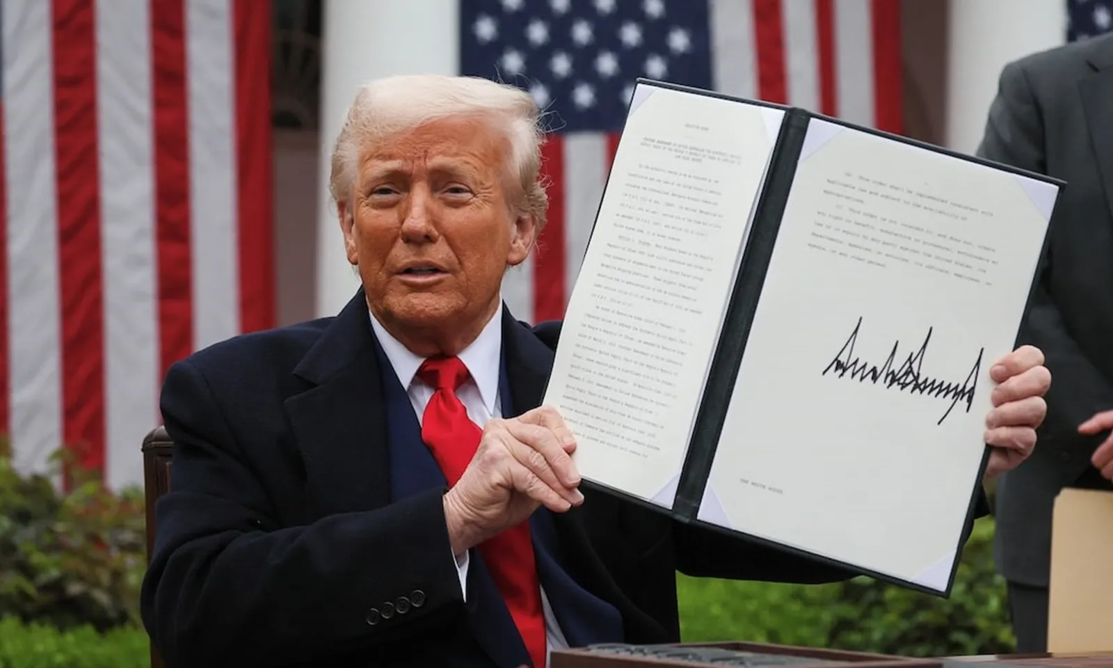 Thuế quan mới của Mỹ khiến mọi thứ tăng giá, một chiếc iPhone có thể tới 2.300 USD