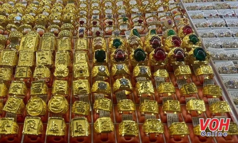 Giá vàng giảm, chứng khoán lao đao trước cú sốc thuế quan