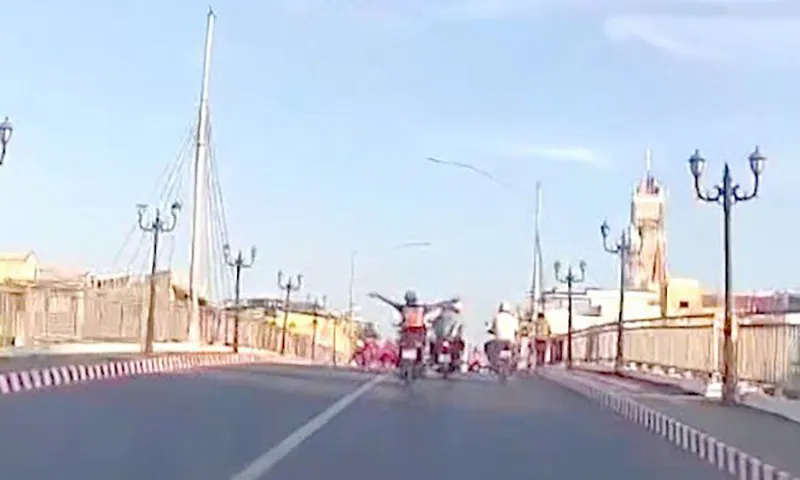 Người điều khiển xe máy buông 2 tay khi xe đang lưu thông trên đường được cho ở TP. Bạc Liêu Ảnh cắt từ clip