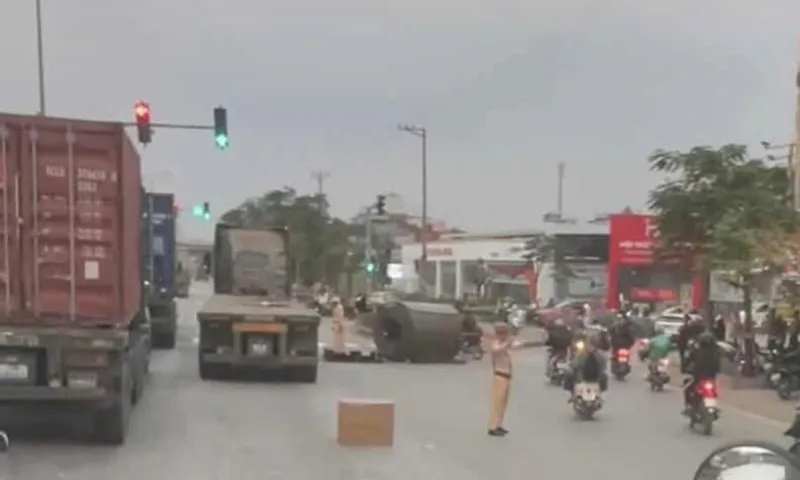 Lực lượng cảnh sát giao thông phân luồng điều tiết giao thông tại hiện trường