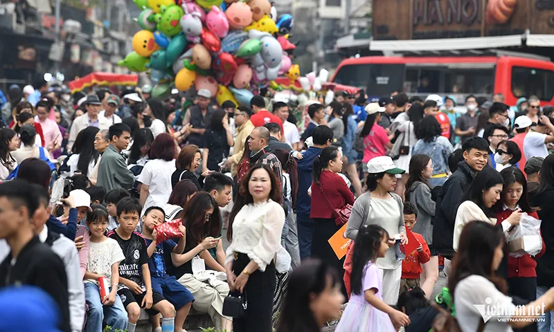 Sáng 6/4, khu vực trước tòa nhà Hàm cá mập đông nghẹt người - Ảnh Vietnamnet