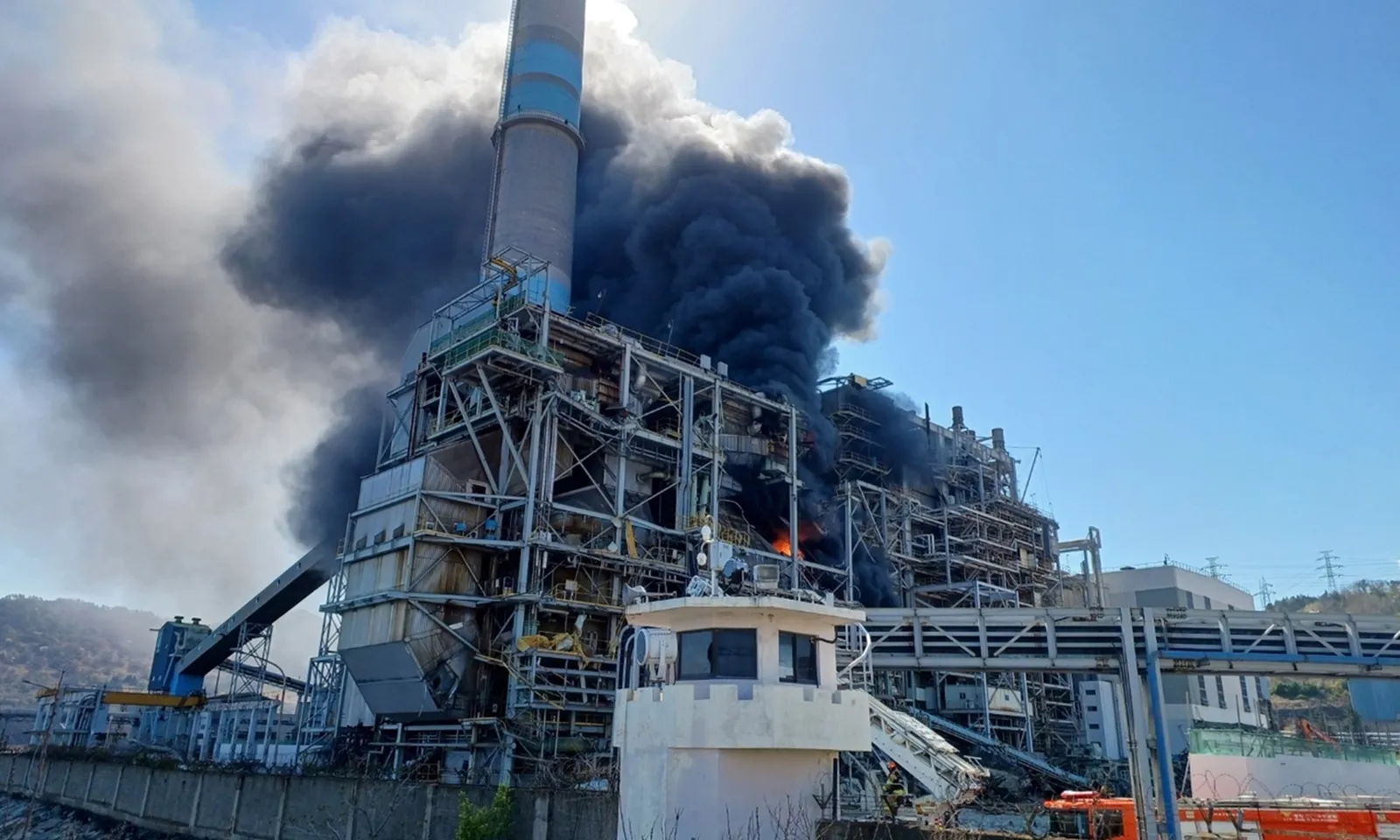 Nhà máy nhiệt điện ở Hàn Quốc bốc cháy