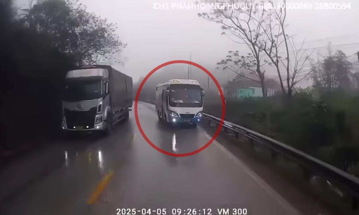 Video clip: Xe khách vượt ẩu gây nguy hiểm trên đèo Thung Khe