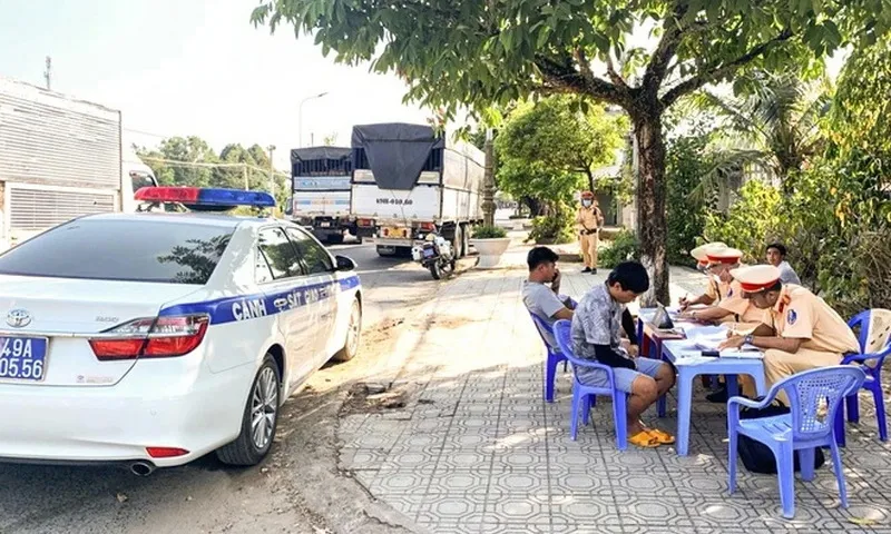 CSGT Lâm Đồng xử phạt 19 trường hợp vượt ẩu trên đèo Bảo Lộc