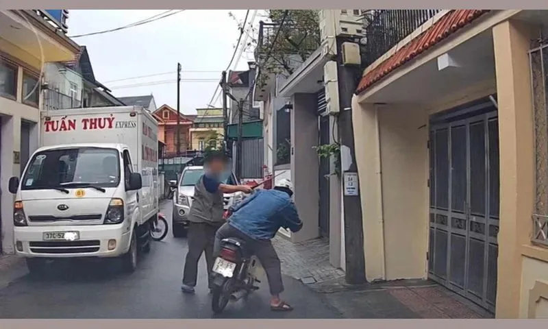 Làm rõ vụ tài xế xe tải dùng gậy tấn công người đi đường ở Hà Tĩnh