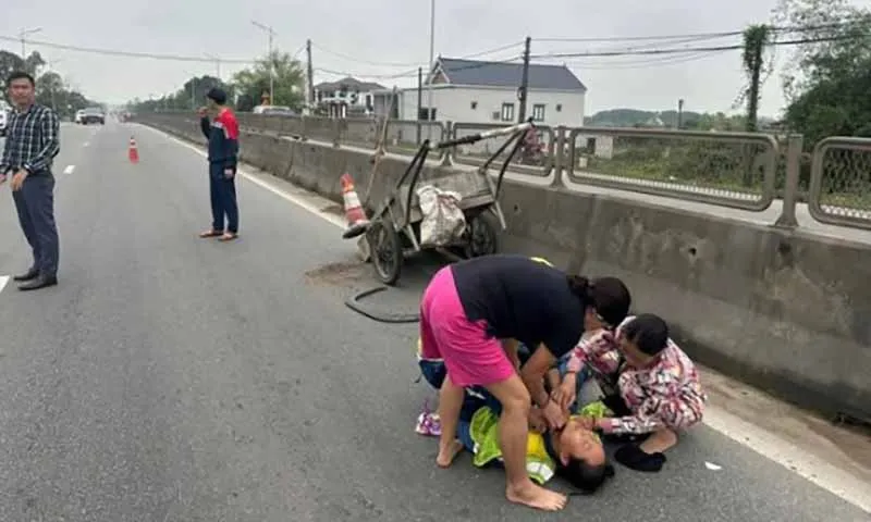 Làm vệ sinh dải phân cách QL 1, nữ công nhân bị xe tông trọng thương