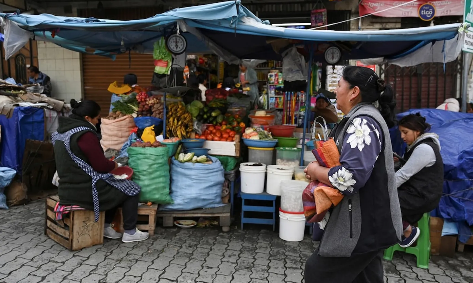 Người dân Bolivia phải thắt chặt chi tiêu khi lạm phát tăng cao kỷ lục