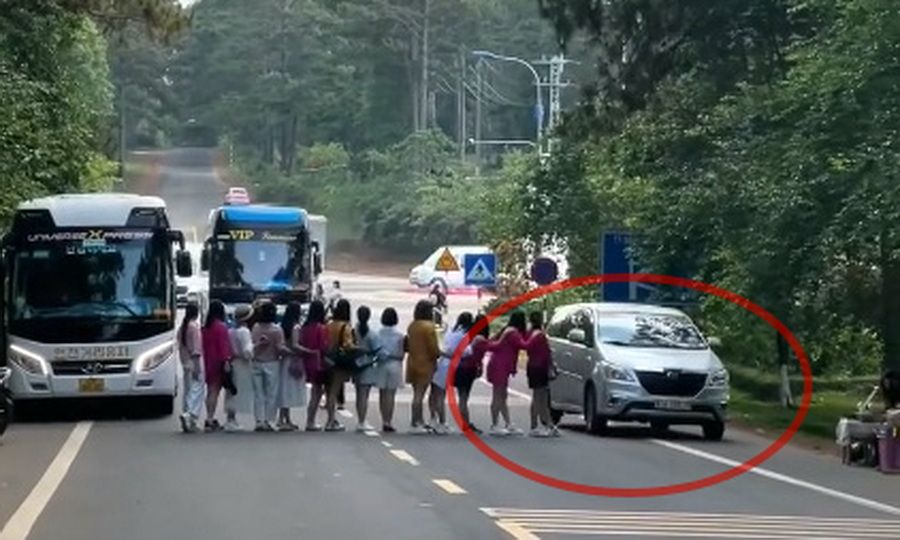 Kon Tum: Dàn hàng ngang selfie giữa quốc lộ, lãnh đạo Huyện yêu cầu xác minh
