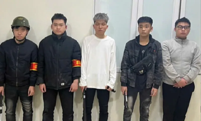 Nhóm thanh thiếu niên giả danh cảnh sát 141 truy đuổi người đi đường, đăng clip khoe khoang lên mạng