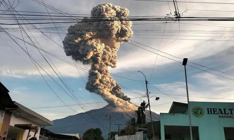 Núi lửa phun trào dữ dội, cột tro bụi cao 4.000m ở Philippines