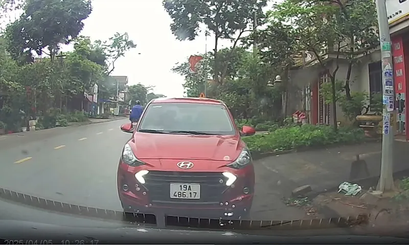 Ô tô đi ngược chiều lại ép xe khác phải lùi để nhường đường