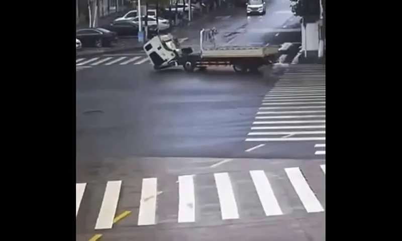 Sau đó xe lao vào trong lề đường 2
