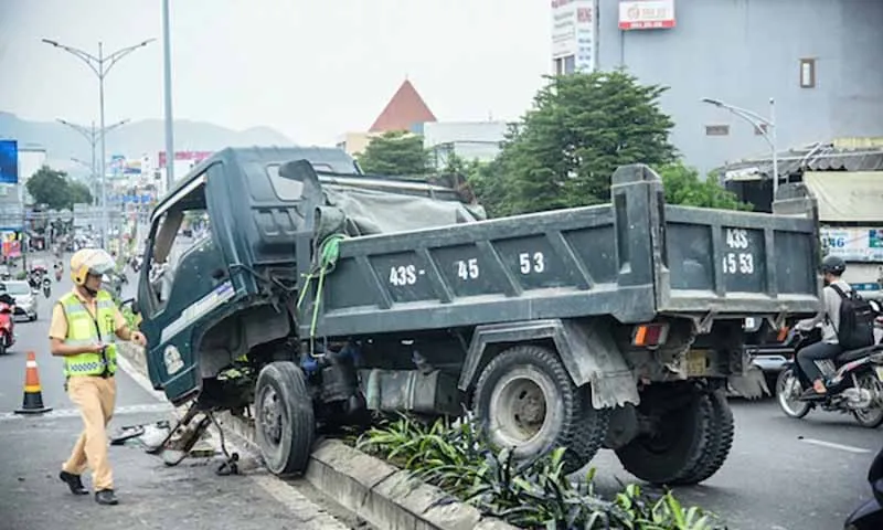 Đà Nẵng: Xe ben leo dải phân cách húc gãy cột đèn trên cầu vượt