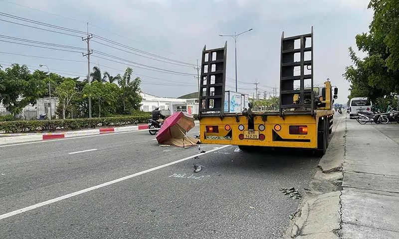 Hiện trường vụ tai nạn xe máy tông đuôi xe tải làm nữ công nhân tử vong