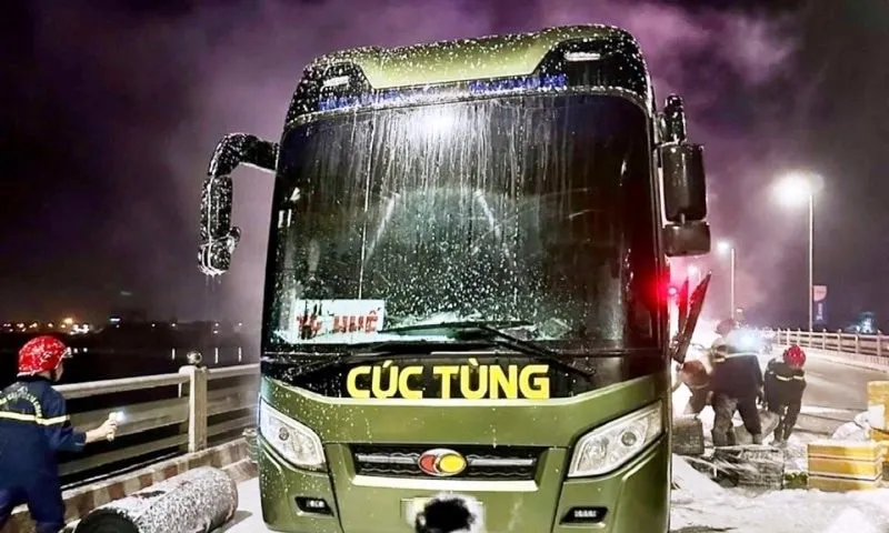 Quảng Ngãi: Xe khách bốc cháy dữ dội trên cầu Trà Khúc 2