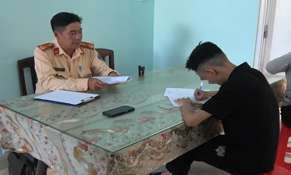 Bắt nhóm thanh niên lạng lách, quay clip “khoe chiến tích” giữa đêm