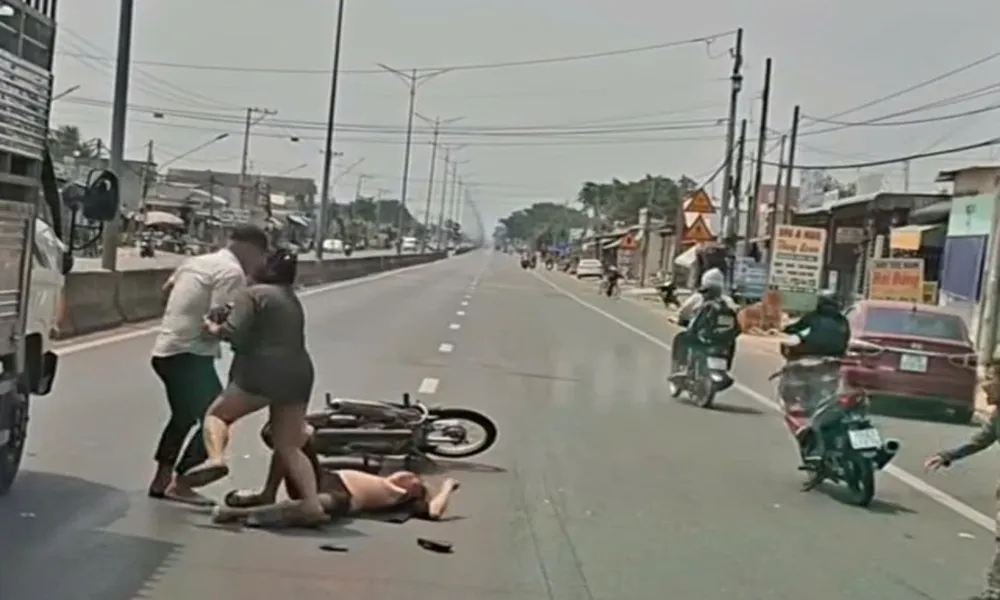 Truy tìm danh tính 2 kẻ đánh người giữa đường ở Tây Ninh