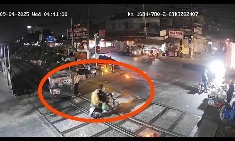 Gia tăng tình trạng tài xế cố tình vượt đường sắt, gây hư hỏng cần chắn