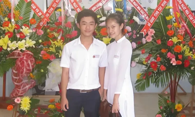 Chú rể bật khóc khi cô dâu mặc lại đồng phục cấp 3  