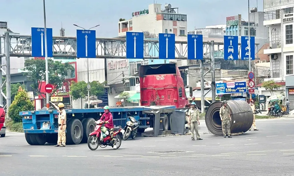 Bị phạt 66 triệu đồng vì để cuộn thép hàng chục tấn rơi xuống đường