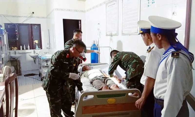Bệnh xá đảo Trường Sa cấp cứu kịp thời ngư dân bị tai nạn lao động