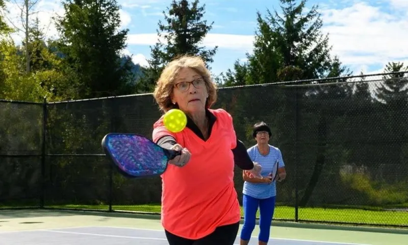 Người cao tuổi đổ xô chơi Pickleball