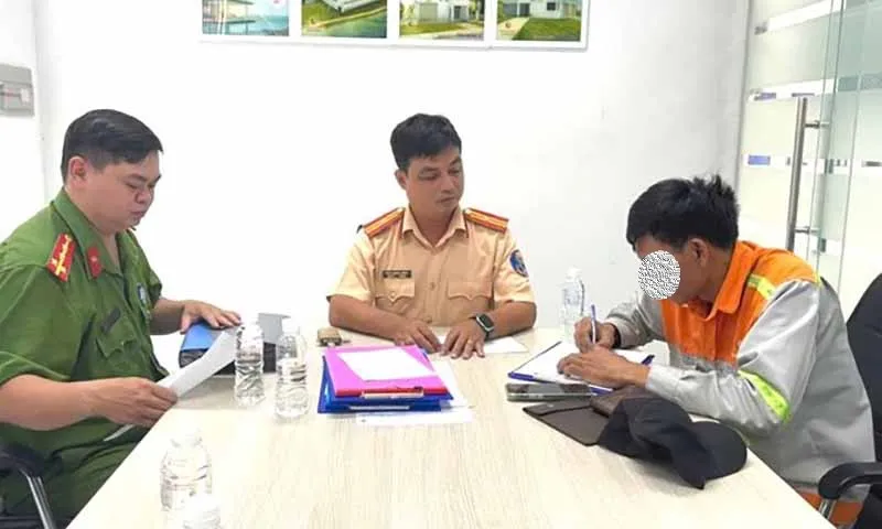 Xe đầu kéo vượt đèn đỏ bị xử phạt 25 triệu đồng, trừ 6 điểm GPLX