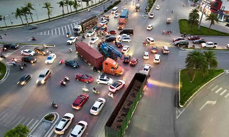 Qua ngã tư khi đèn xanh nhưng phải đứng lại giữa ngã tư gây ùn tắc