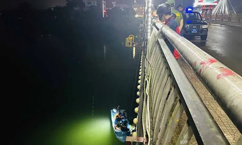 Bỏ lại vật dụng cá nhân trên cầu rồi nhảy xuống sông Hiếu mất tích