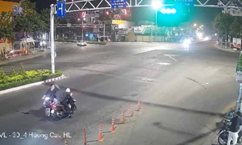Đang dừng đèn đỏ bị người thanh niên dùng vật nhọn đâm vào người