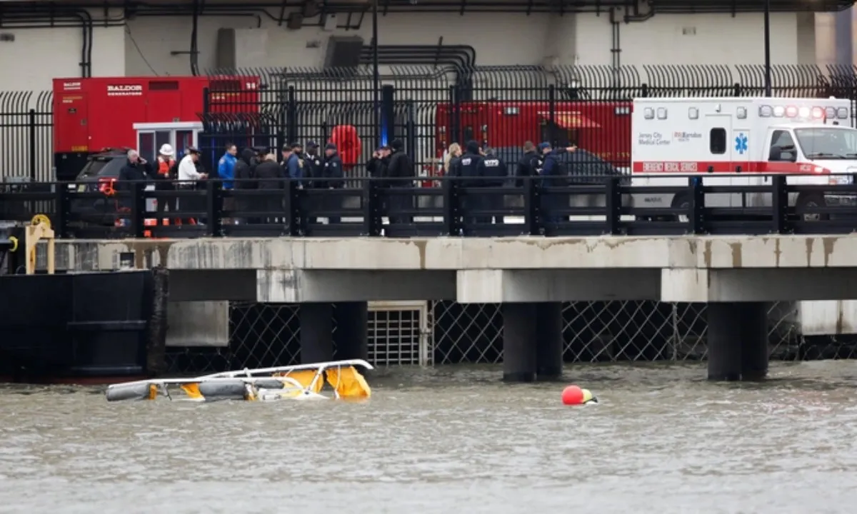 Trực thăng du lịch rơi trên sông New York, 6 người tử vong