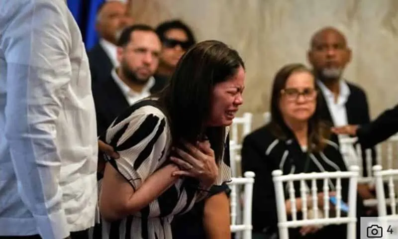 Con gái của ca sĩ người Dominica Rubby Perez trong lễ cầu siêu cho anh sau vụ sập mái hộp đêm ( AP )