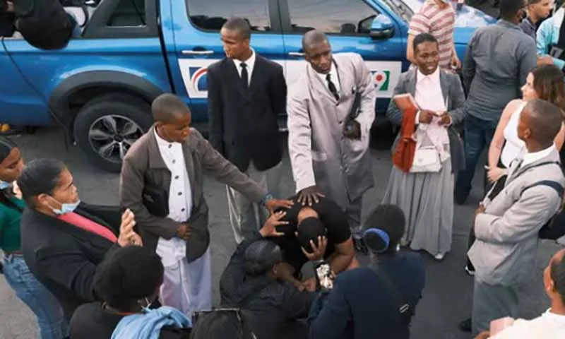 Mọi người cầu nguyện cho người thân mất tích bên ngoài hộp đêm Jet Set ( AP )