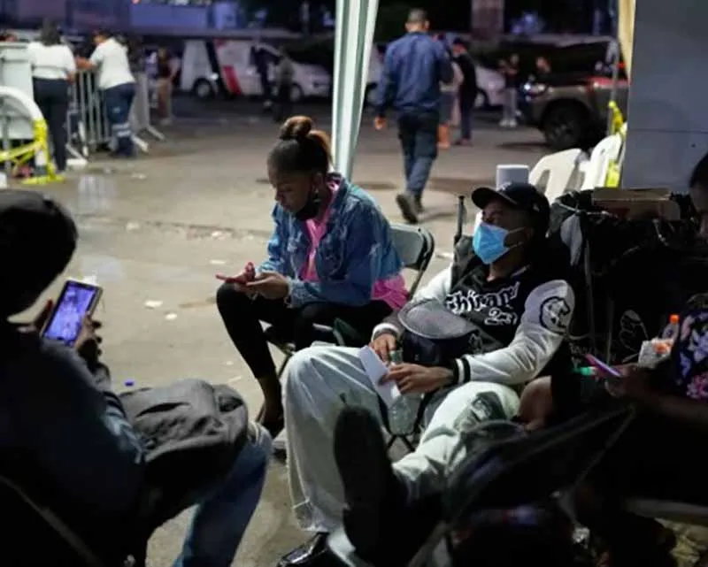 Người dân cắm trại tại hiện trường qua đêm chờ đợi tin tức của những người sống sót ( AP )