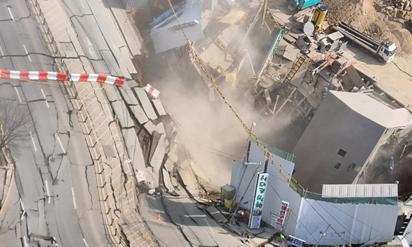 Sập công trường xây dựng tàu điện ngầm tại Hàn Quốc