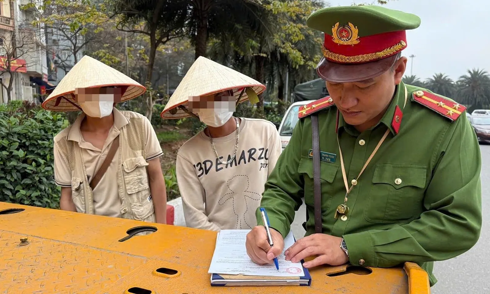 Xử phạt 7 người chuyên đu cabin xe tải, mời mua hàng trên Đại lộ Thăng Long