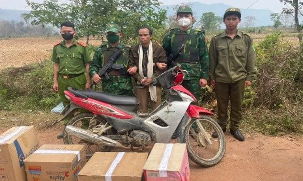 Bắt giữ đối tượng vận chuyển 120kg thuốc nổ giữa vùng biên giới