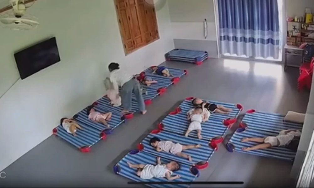 Cô giáo bị tố xách ngược chân, dùng thước đánh trẻ mầm non