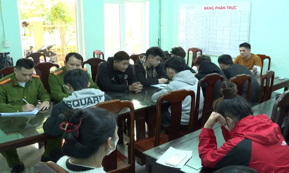 Thiếu niên bị đánh vỡ đầu tại gác chắn tàu