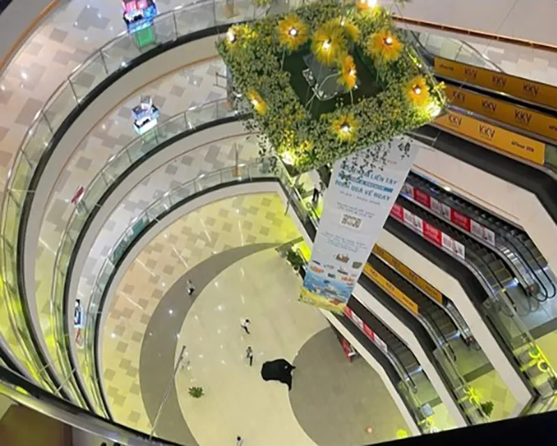 Hiện trường vụ nhảy lầu tại Vạn Hạnh mall