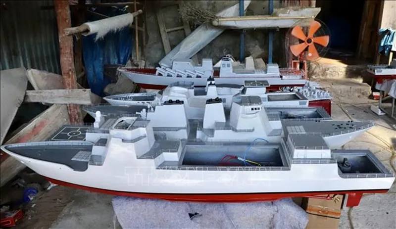 vna_potal_nong_dan_an_giang_dam_me_lam_mo_hinh_tau_san_bay__stand (1)