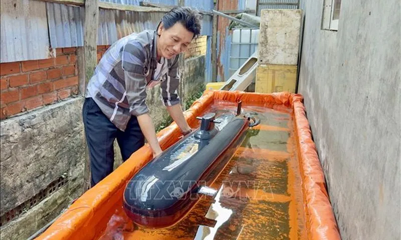 An Giang: Người đàn ông đam mê chế tạo mô hình tàu chiến, du thuyền