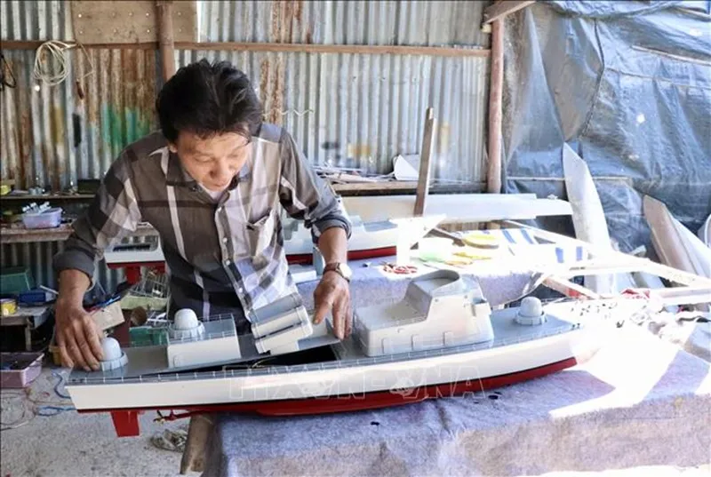 vna_potal_nong_dan_an_giang_dam_me_lam_mo_hinh_tau_san_bay__stand