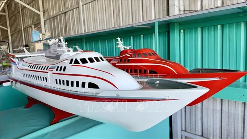 vna_potal_nong_dan_an_giang_dam_me_lam_mo_hinh_tau_san_bay__stand (3)