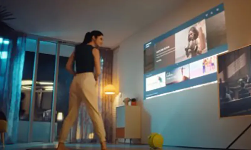 Bạn có thể sử dụng Ballie cho một màn hình, trong khi xem TV thông thường bên cạnh nó