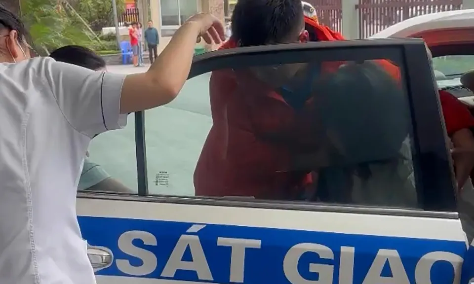 CSGT dùng xe đặc chủng đưa sản phụ vỡ ối đi cấp cứu