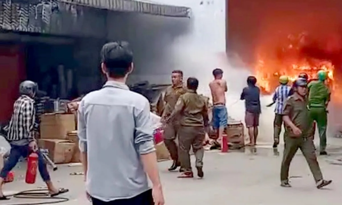 Cháy dữ dội xưởng inox ở quận Bình Tân